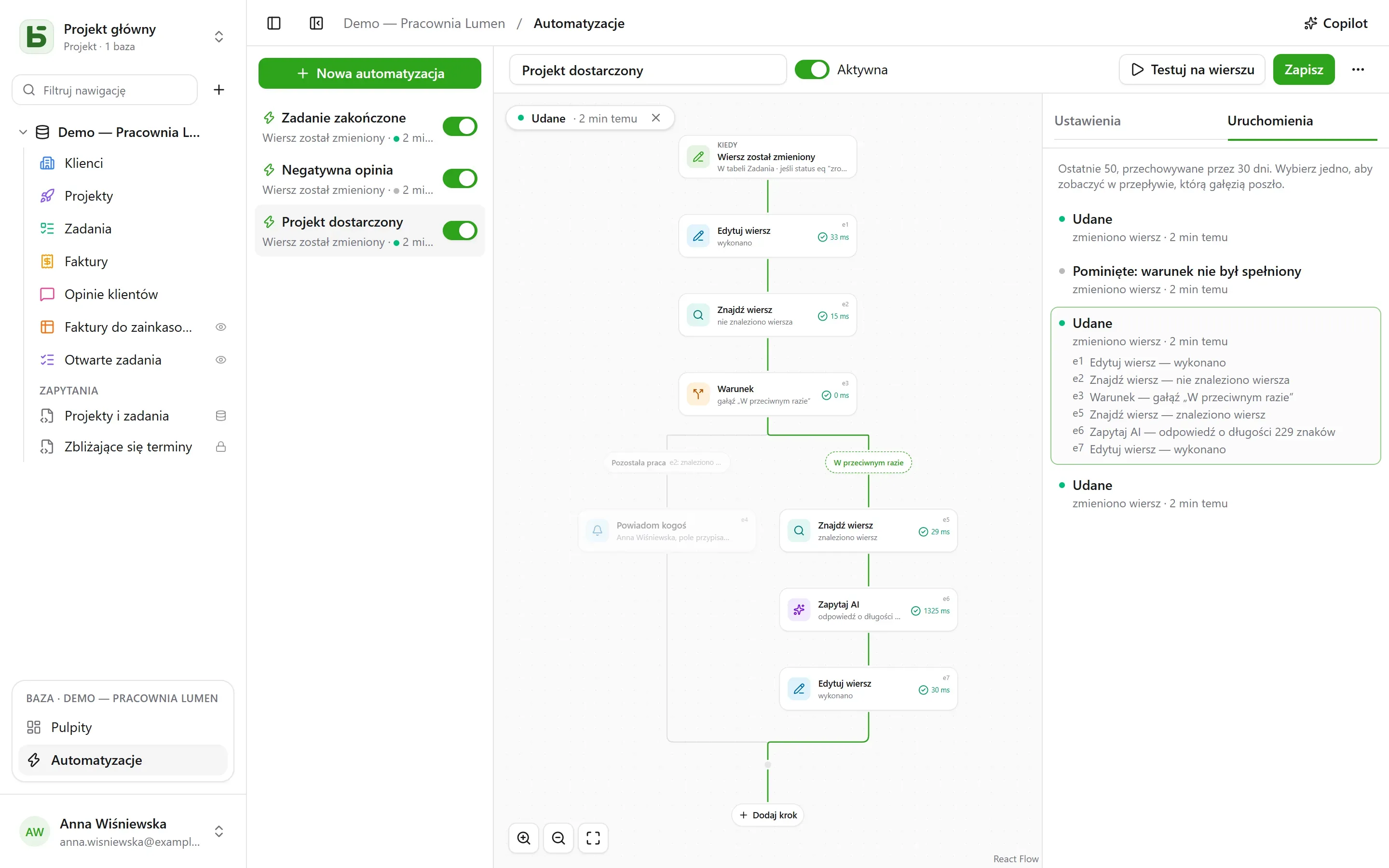 basedb – automatyzacje: Gdy zadanie jest zrobione, sprawdź, co zostało z projektu; jeśli nic nie zostało, AI pisze notatkę podsumowującą i projekt przechodzi w stan „Dostarczony”. Każde uruchomienie czyta się na przepływie, krok po kroku.