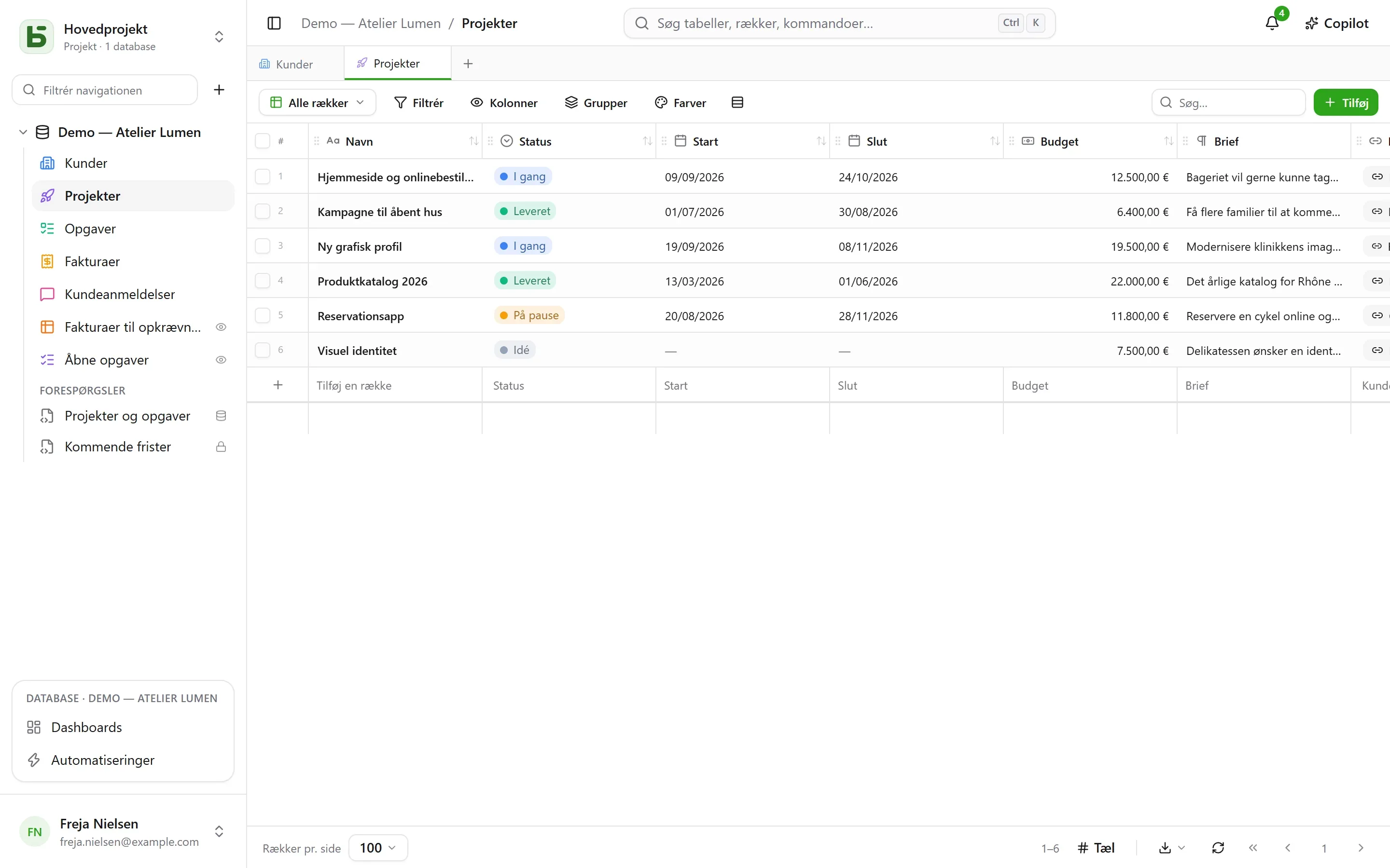 basedb — gitter: Et gitter, der skriver i en rigtig tabel — og beregnede felter: en varighed med en formel, kundens by med et opslag, antallet af opgaver med en optælling.
